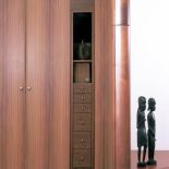 Słupek w innym odcieniu ożywia wnętrze.