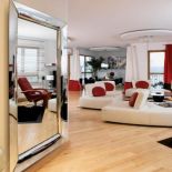 Słynne lustro Caadre firmy Fiam projektu Philippe a Starcka zrobione zostało z posrebrzanego giętego szkła. Kosztuje