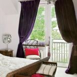 Smakowita mieszanka- odrobina glamour i orientu. Okazuje się, że połyskujące srebrem lampki, welurowe zasłony z