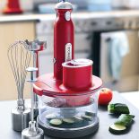 Nowoczesna kuchnia, ale sprzęt agd kolorowy i w stylu retro.