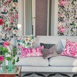 szara sofa do salonu