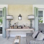 Sofa i konsola na tarasie. Wiejska posiadłość po hiszpańsku