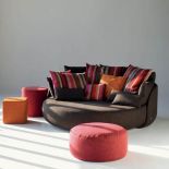 Sofa i pufy Tiamat z tweedu. Żakardowe poduszki Moomba. Missoni