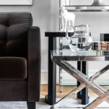 Sofa Kalle to wysmakowana prostota, oszczędność formy i doskonałe proporcje. Idealnie komponuje się z lustrzanymi dodatkami.