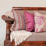 Sofa obita tkaniną od Niny Campbell - 422 zł/m, poduszki z kolekcji Talara tej samej marki - od 414 zł/m. MAGIC HOME