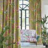 Sofa obita tkaniną w kwiaty