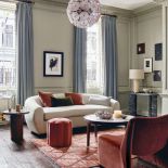 sofa między oknami w salonie