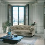 Sofę Gorky można zamówić w różnych rozmiarach i wybrać obicie z jednej z wielu tkanin lub skóry. Cena od