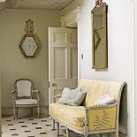 Sofę stylizowaną na Ludwika XVI kupimy na zamówienia. IMPRESJE HOME COLLECTION