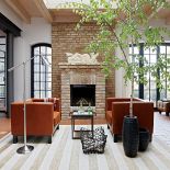 Sofki Stella (od 13 000 zł), stolik Modena (2395 zł) i lampa Kontor (5745 zł). WILLOW HOUSE