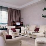 Sofy i fotele w salonie i jadalni pochodzą z różnych miejsc, i pierwotnie były bardzo kolorowe. Obicie jednakową tapicerką