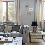 Sofy zostały kupione w Furninova. Tradycja z nowoczesnymi elementami