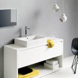 Solidna szafka z MDF-u zwieńczona baterią Metris 200. HANSGROHE