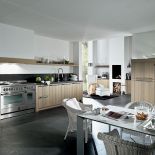 Solidne fronty dębowe ze stalowymi uchwytami-relingami. Na zdjęciu fronty w kolorze patynowanego dębu. Cena – ok. 45 0 bez