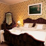 Solidne i ciężkie meble, z ciemnego drewna.