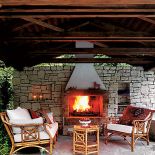 Solidnym kominek, spełnia również rolę grilla.