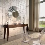 Solitaire ma nogi z litego buku, trzy szuflady i chromowane uchwyty z kryształkami Swarovskiego. Kosztuje 8500 zł. SELVA