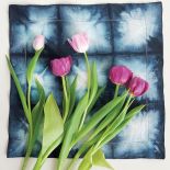 Sonia Nowicka/Sohanova barwi techniką shibori zasłony, poduchy, obrusy, a ostatnio także pościel i ręczniki.