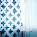 Sonia Nowicka/Sohanova barwi techniką shibori zasłony, poduchy, obrusy, a ostatnio także pościel i ręczniki.