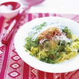 Spaghetti z szynką parmeńską i parmezanem.