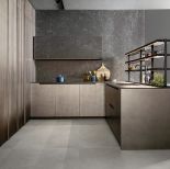 spieki kwarcowe na ścianie w kuchni