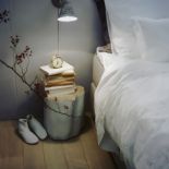 Spokojne kolory w sypialni pozwalają się wyciszyć przed snem.