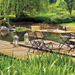 Spory zestaw ze stołem, ławką, fotelami i krzesłami po sezonie złożymy i bez problemu schowamy, Rondo