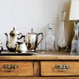 Srebrne i czynowe naczynia, kryształowe karafki i cukiernice, zabytkowe lampy - czyli po prstu owoc