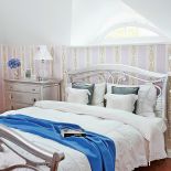 Srebrne komódki zamiast nocnych stolików.