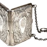 Srebrny wizytownik typu chatelaine (noszony na łańcuszku) w stylu art nouveau, anglia, 1904 r., z