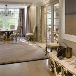 Srebro i szarości wcale nie muszą być nudne, jeśli meble i drobiazgi mają bogatą formę.