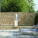 Stajnia może być przytulnym domem nie tylko dla koni. Projektant wnętrz z Londynu urządził się w swojej bardzo elegancko.