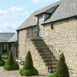 Stajnia może być przytulnym domem nie tylko dla koni. Projektant wnętrz z Londynu urządził się w swojej bardzo elegancko.