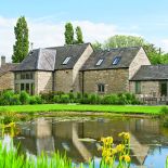 Stajnia może być przytulnym domem nie tylko dla koni. Projektant wnętrz z Londynu urządził się w swojej bardzo elegancko.