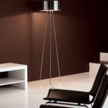 Stal chromowana (podstawa) i polerowana (abażur), 564 euro. STUDIO ITALIA