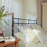 Stalowe łóżko z IKEA znalazione na wyprzedaży garażowej.