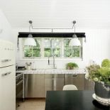 Stalowe szafki z Ikea, do tego blat z białych płytek i lampy od House Doctor.