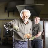 Stanisław Borowski przy pracy w hucie w Tomaszowie Bolesławieckim.