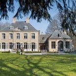 Stara cegła, łupkowe dachówki i spatynowane meble - dzięki nim dom wygląda na stary.