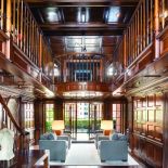 Stara kamienica została przemieniona w ekskluzywną rezydencję. Właścicielką była sama Elizabeth Arden.