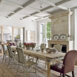 Starą kamienną obudowę projektantka znalazła we Francji.