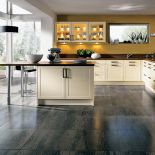 Starannie zaplanowana kuchnia, z mikserem-rzeźbą na pierwszym planie. ALNO