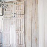 Stare drzwi od komórki kryją garderobę.