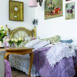 Stare łóżko z mosiądzu zastąpiło tradycyjną kanapę. I tak jak ona jest bardzo wygodne. Alicja znalazła je we Włoszech.