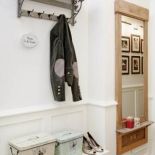 Stare lustro pani domu znalazła na warszawskim Kole. Wieszaki kupiła we Fryderyk Gallery, a dekoracyjne