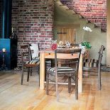 Stare meble - żadne tam antyki, lecz po prostu wyszukane w antykwariatach przedmioty z przeszłością - sprawiają, że czyjemy