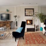 Stare perskie dywany świetnie się komponują z chińszczyzną i jasnymi marmurowymi podłogami.