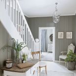 Stare schody dostały nową balustradę. Pod nimi stary stolik kupiony kiedyś na wyprzedaży.