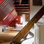 Stare schody prowadzą na antresolę, ale częściej służą gospodarzom jako półki na różne drobiazgi.