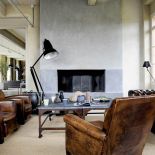 Stare z nowym, duże z małym - salon pelen jest kontrastów.